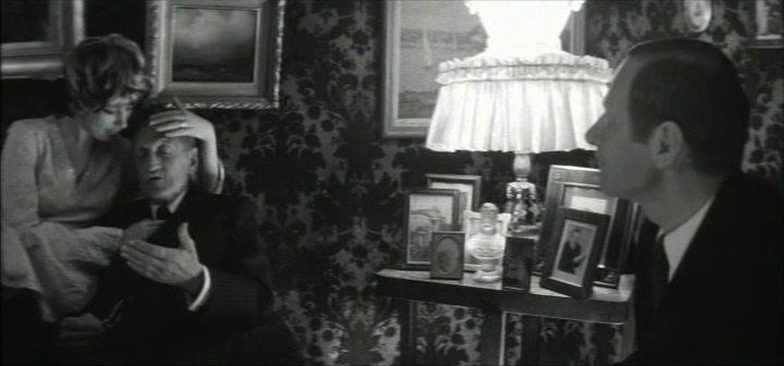 Кадр из фильма Вид на жительство (1972)