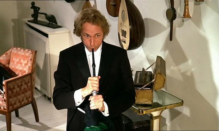 Кадр из фильма Высокий блондин в черном ботинке / Grand blond avec une chaussure noire, Le (1972)