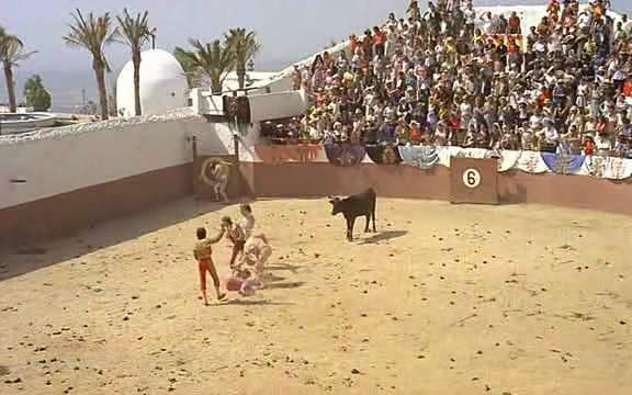 Кадр из фильма Шарло в Испании / Les charlots font l'Espagne (1972)