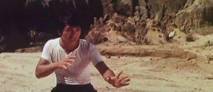 Кадр из фильма Парень суперкунгфуист / Xiao ba wang (1973)