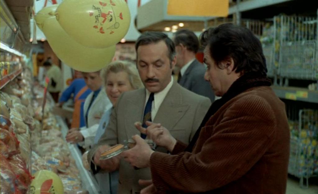 Кадр из фильма Большой переполох / Le Grand Bazar (1973)
