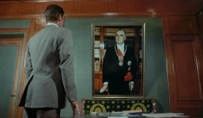Кадр из фильма Дипломатический багаж / La Valise (1973)