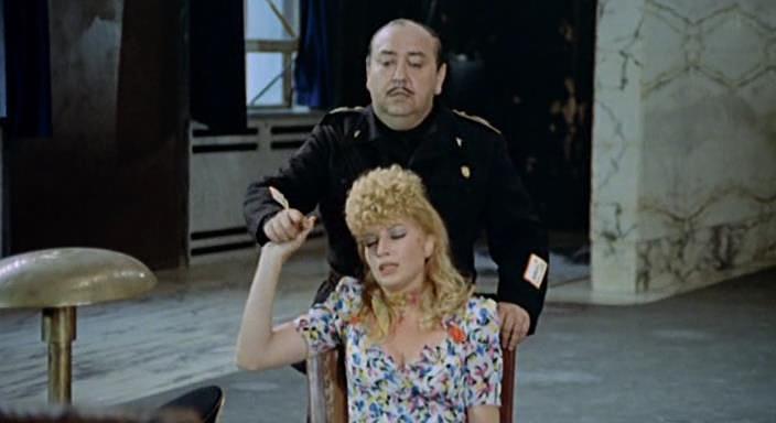 Кадр из фильма Звездная пыль / Polvere di stelle (1973)