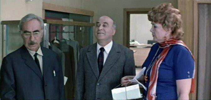 Кадр из фильма Возле этих окон... (1974)