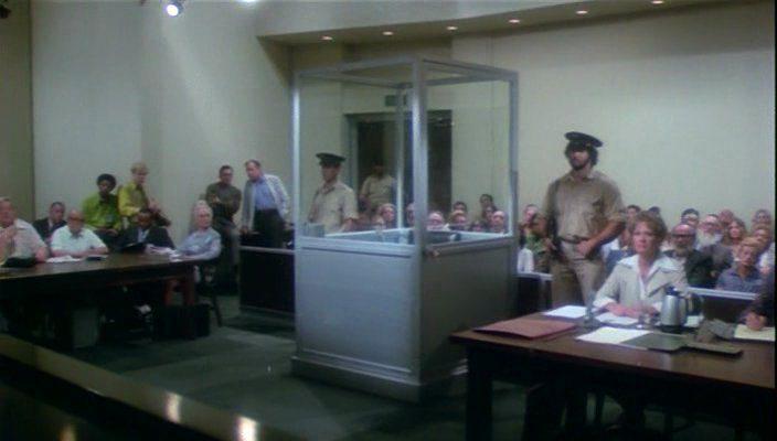 Кадр из фильма Человек в стеклянной будке / The Man in the Glass Booth (1975)