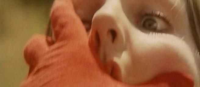 Кадр из фильма Гляди в оба / Gatti rossi in un labirinto di vetro (1975)