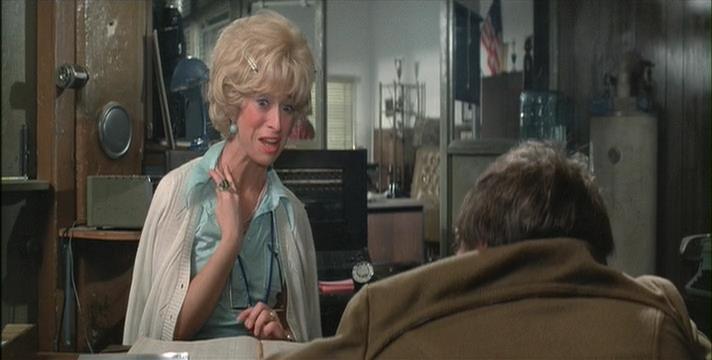 Кадр из фильма Маманя, Бюст и Живчик / Mother, Jugs & Speed (1976)