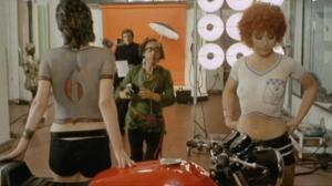 Кадры из фильма Дело об окровавленном ирисе / Perché quelle strane gocce di sangue sul corpo di Jennifer? (1972)