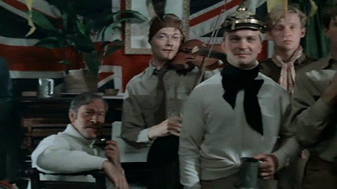 Кадр из фильма Асы в небе / Aces High (1976)