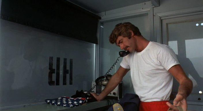 Кадр из фильма Спасатель / Lifeguard (1976)