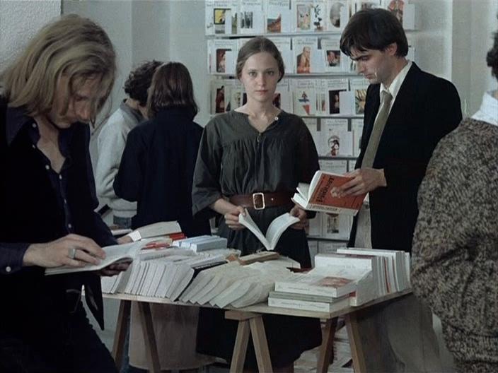 Кадр из фильма Возможно, дьявол / Le diable probablement (1977)