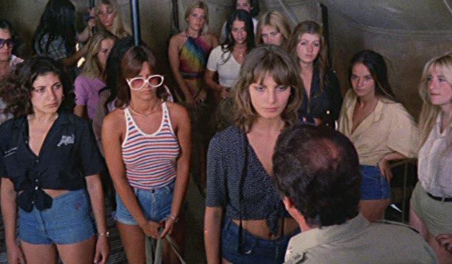 Кадр из фильма Медсестра на военном обходе / La soldatessa alla visita militare (1977)
