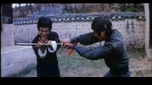 Кадры из фильма Последний кулак ярости / Choihui jeongmumun (1977)