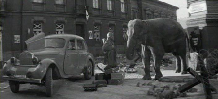 Кадр из фильма Солдат и слон (1978)