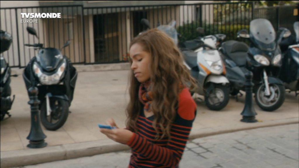 Кадр из фильма Первая любовь / Parle tout bas, si c'est d'amour (2012)