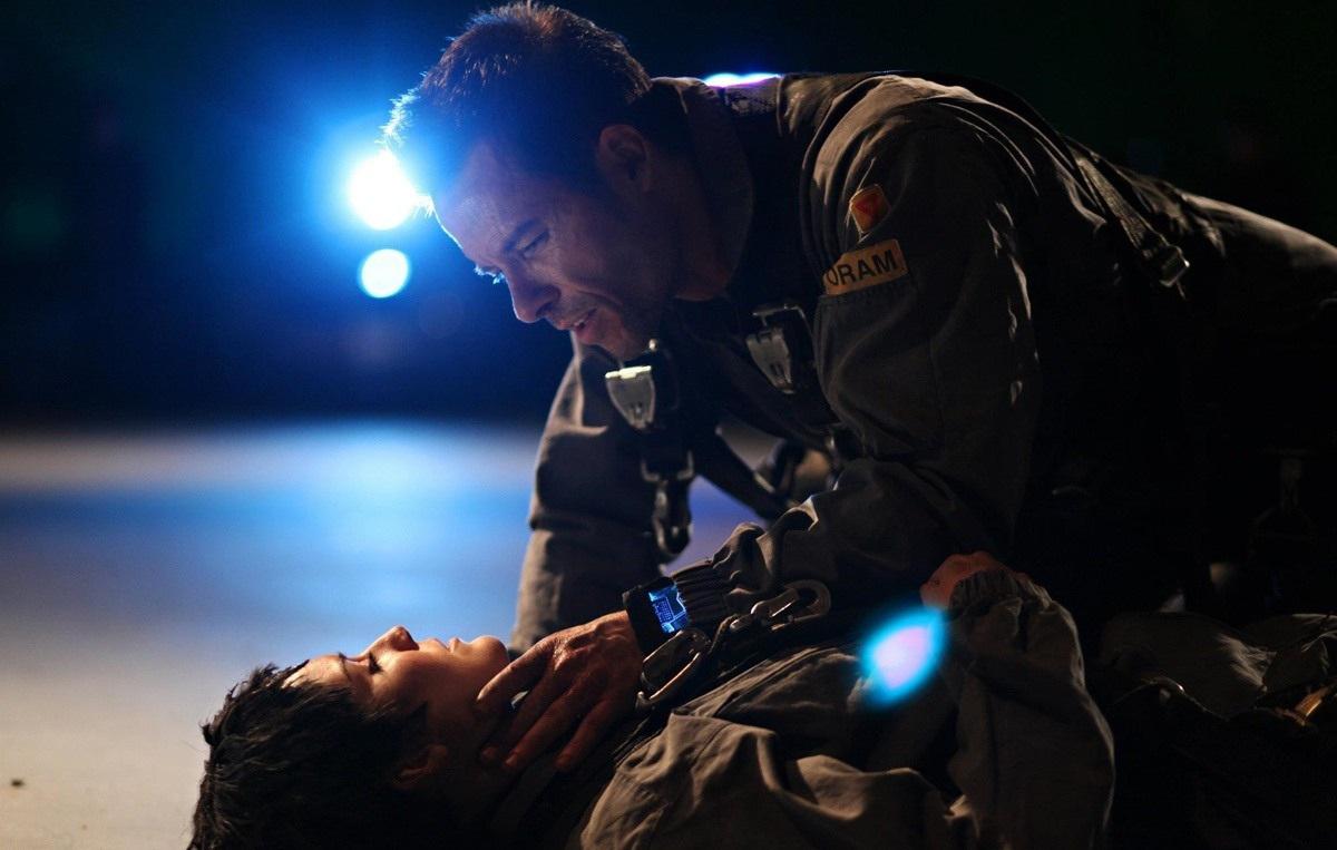 Кадр из фильма Напролом / Lockout (2012)