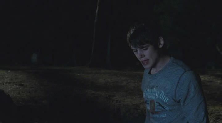 Кадр из фильма Сквозь тьму / Beneath the Darkness (2011)