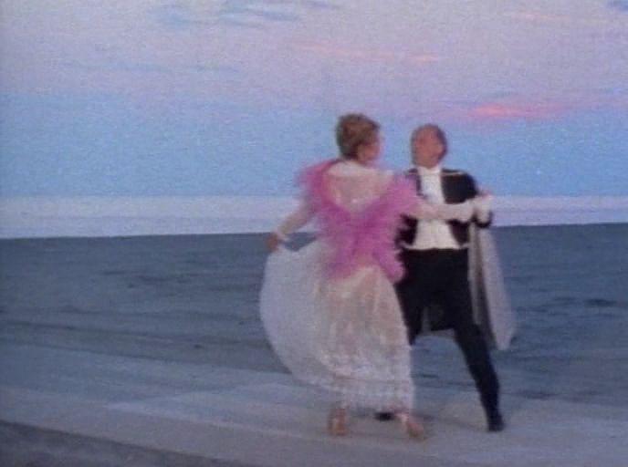 Кадр из фильма Горничная соблазняет постояльцев / La cameriera seduce i villeggianti (1980)