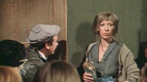 Кадры из фильма Проданный смех (1981)