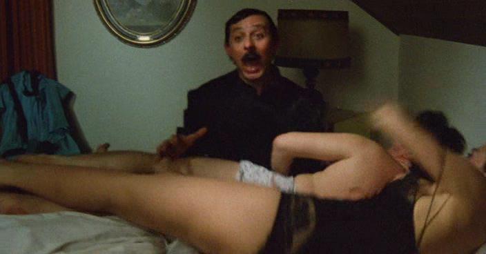 Кадр из фильма Сексуальное просвещение учителей / L'onorevole con l'amante sotto il letto (1981)