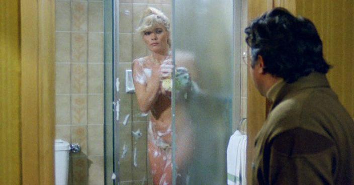 Кадр из фильма Сексуальное просвещение учителей / L'onorevole con l'amante sotto il letto (1981)