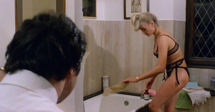 Кадр из фильма Сексуальное просвещение учителей / L'onorevole con l'amante sotto il letto (1981)