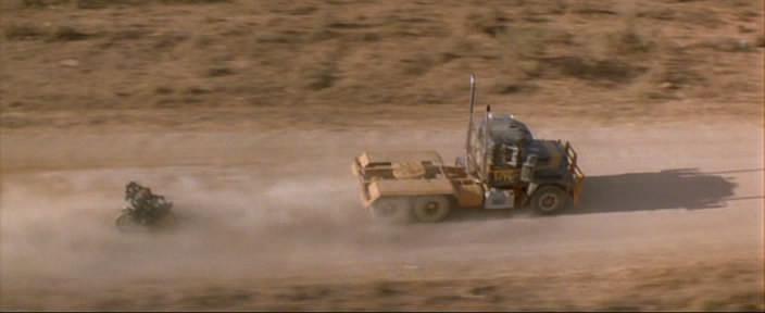 Кадр из фильма Безумный Макс 2: Воин дороги / Mad Max 2 (1981)