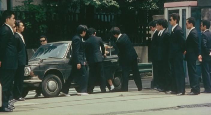 Кадр из фильма Девочка в матроске и автомат / Sêrâ-fuku to kikanjû (1981)
