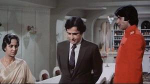 Кадры из фильма Преданный слуга / Namak Halaal (1982)