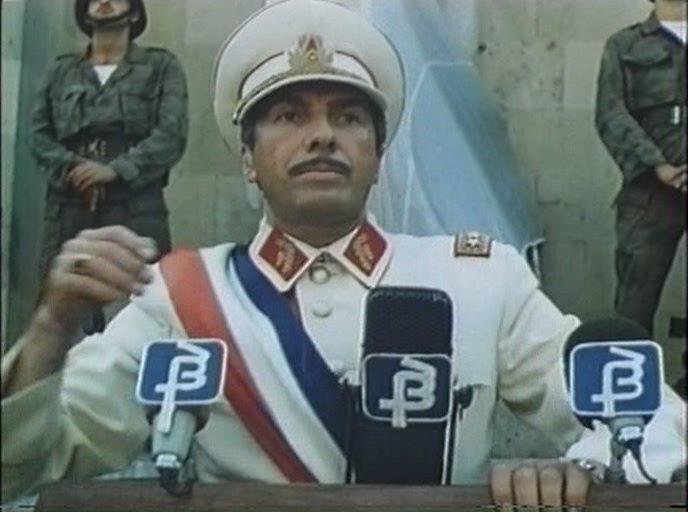 Кадр из фильма Падение кондора (1982)