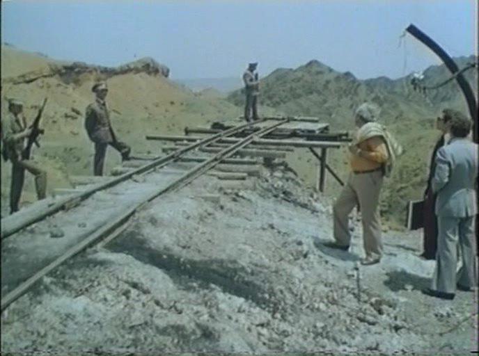 Кадр из фильма Падение кондора (1982)