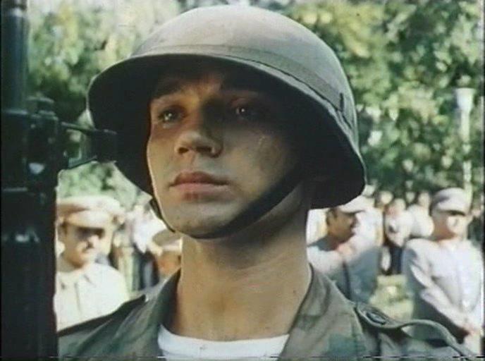 Кадр из фильма Падение кондора (1982)