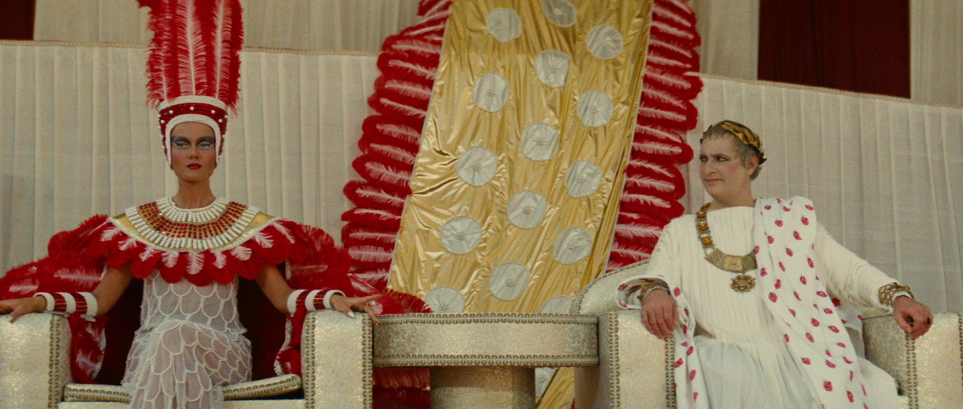 Кадр из фильма Без четверти два до нашей эры / Deux heures moins le quart avant Jesus-Christ (1982)