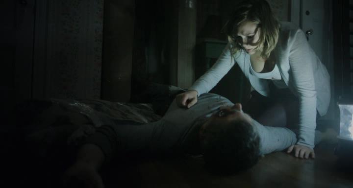 Кадр из фильма Тихий дом / Silent House (2011)