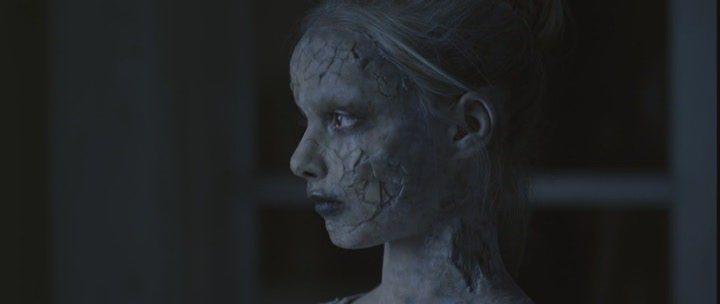 Кадр из фильма Мертвенно-бледный / Livide (2011)