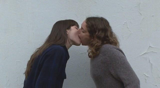 Кадр из фильма Аттенберг / Attenberg (2010)