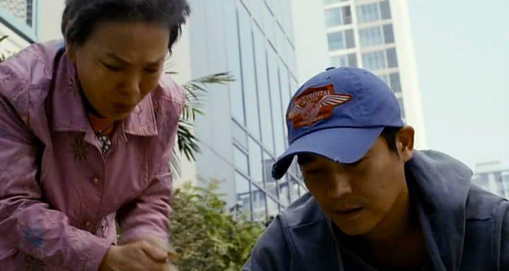 Кадр из фильма Банда с револьверами / Yukhyeolpo kangdodan (2010)