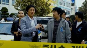 Кадры из фильма Банда с револьверами / Yukhyeolpo kangdodan (2010)
