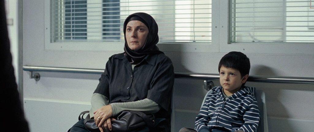 Кадр из фильма Чужая (Когда мы уходим) / When We Rise (2010)