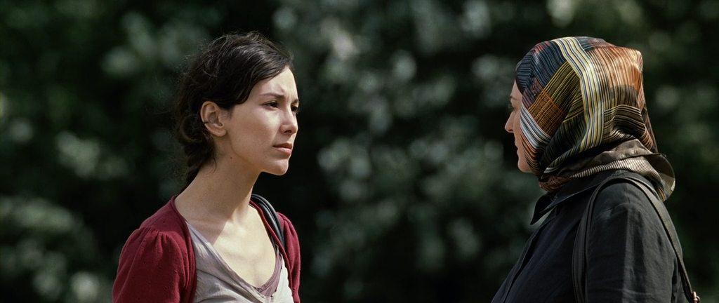 Кадр из фильма Чужая (Когда мы уходим) / When We Rise (2010)