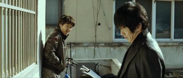 Кадр из фильма Белая ночь / Baekyahaeng: hayan eodum sokeul geolda (2009)