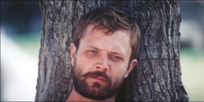 Кадр из фильма Непобедимый (1983)
