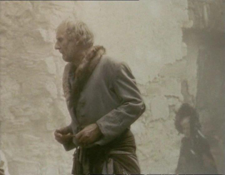 Кадр из фильма Среди серых камней (1983)