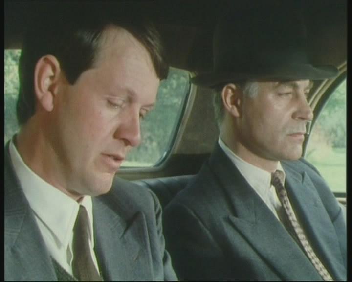 Кадр из фильма Мисс Марпл: Объявленное убийство / A Murder Is Announced (1985)