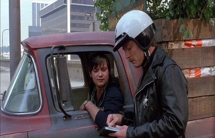 Кадр из фильма Надвигающееся насилие / Moving Violations (1985)