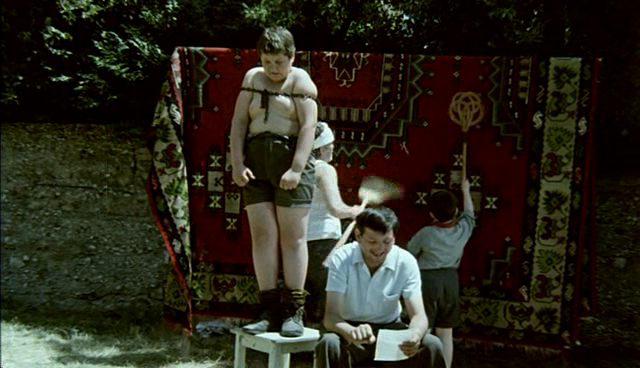 Кадр из фильма Папа в командировке / Otac na službenom putu (1985)