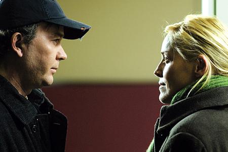 Кадр из фильма Стертая реальность / When a Man Falls in the Forest (2008)