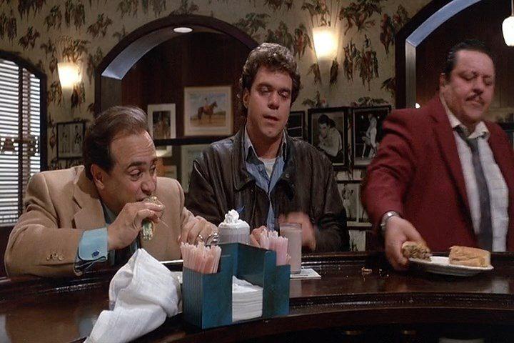 Кадр из фильма Мошенники / Wise Guys (1986)