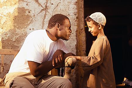 Кадр из фильма Чужие (2008)