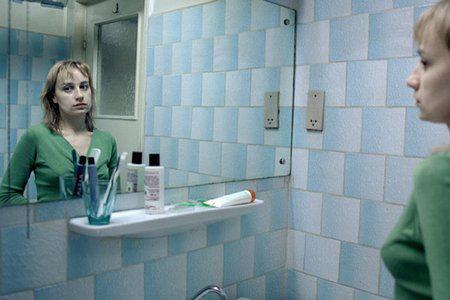 Кадр из фильма 4 месяца, 3 недели и 2 дня / 4 luni, 3 saptamani si 2 zile (2007)
